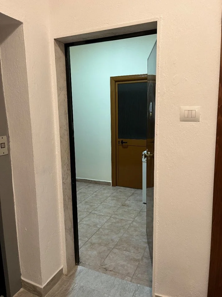 Tirane, jepet me qera apartament 1+1+Ballkon Kati 4, 60 m² 650 € (CENTER TIRANA,SHESHI WILLSON)