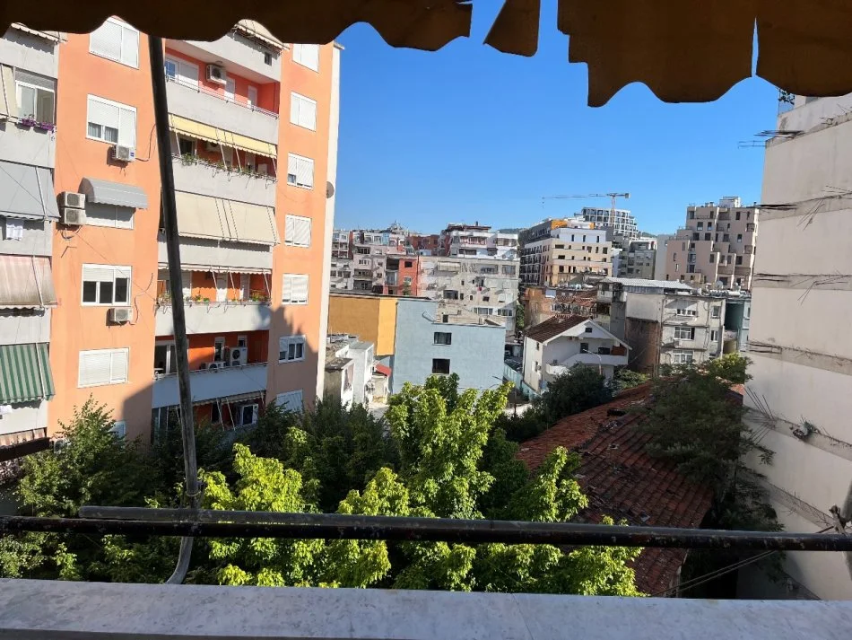Tirane, jepet me qera apartament 1+1+Ballkon Kati 4, 60 m² 650 € (CENTER TIRANA,SHESHI WILLSON)