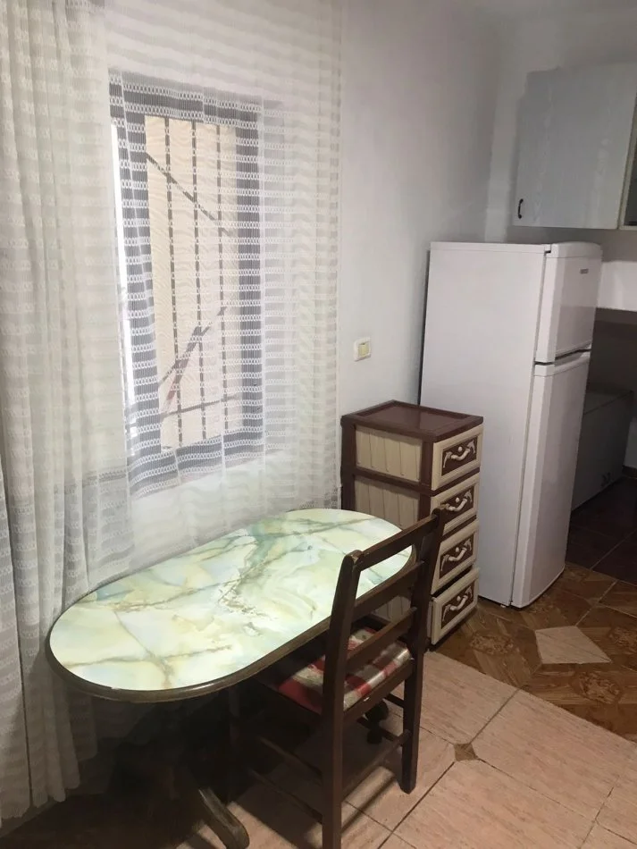 Tirane, jepet me qera garsonier 1+1 Kati 1, 25 m² 180 € 