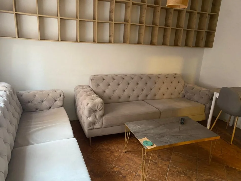 Tirane, jepet me qera apartament 1+1 Kati 1, 700 € (Bllok)