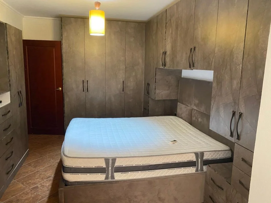 Tirane, jepet me qera apartament 1+1 Kati 1, 700 € (Bllok)