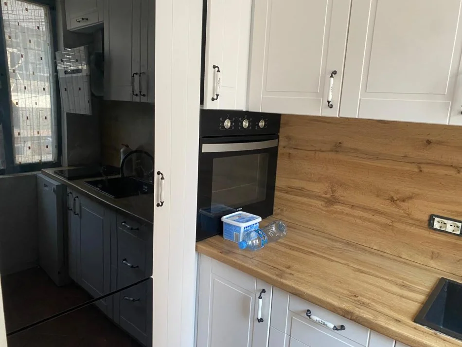 Tirane, jepet me qera apartament 1+1 Kati 1, 700 € (Bllok)