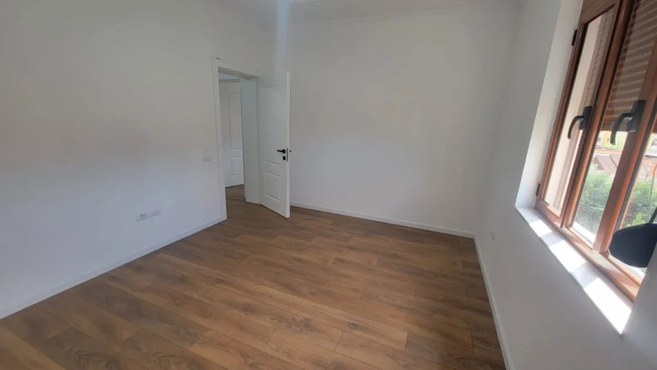 Tirane, shitet apartament 2+1+Ballkon Kati 3, 180 m² (rruga babe rrexha mbrpa globit)