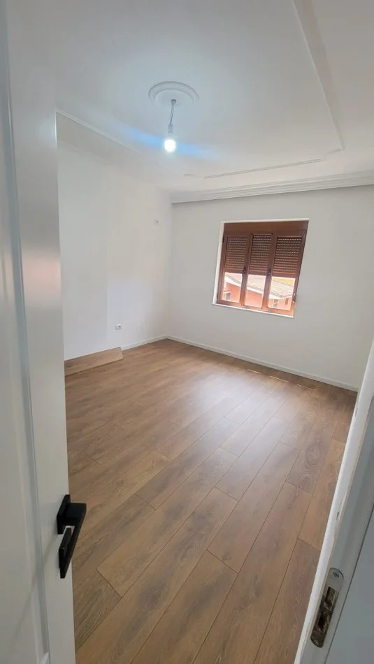 Tirane, shitet apartament 2+1+Ballkon Kati 3, 180 m² (rruga babe rrexha mbrpa globit)