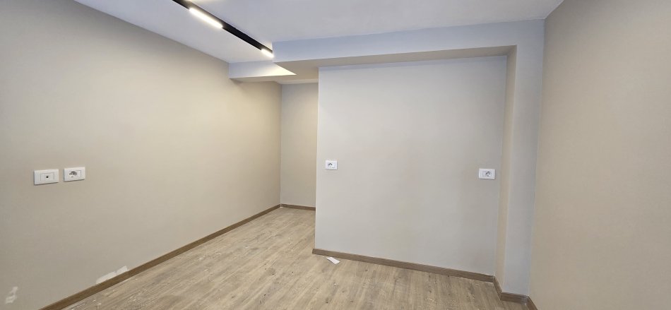 Tirane, jepet me qera ambjent biznesi Kati 1, 50 m² 600 € (Tirana Golden Park)
