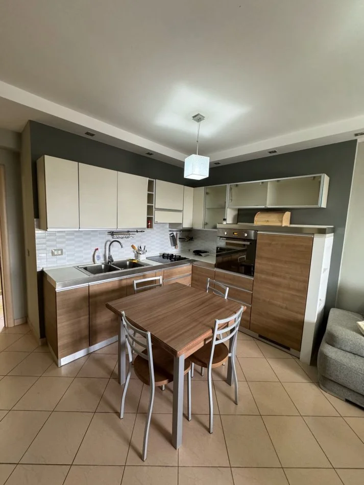 Durres, jepet me qera apartament 1+1 Kati 4, 80 m² 400 € (Plazh)