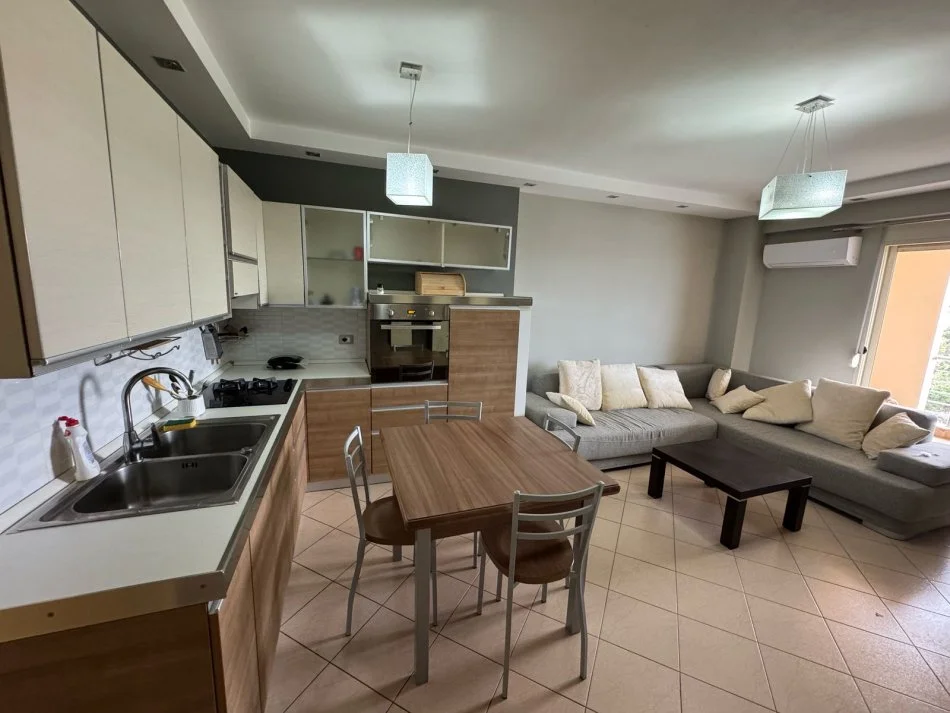 Durres, jepet me qera apartament 1+1 Kati 4, 80 m² 400 € (Plazh)