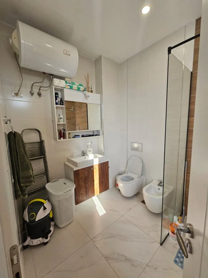 Tirane, jepet me qera apartament 2+1+Ballkon Kati 9, 102 m² 760 € (Ish Fusha e Aviacionit)