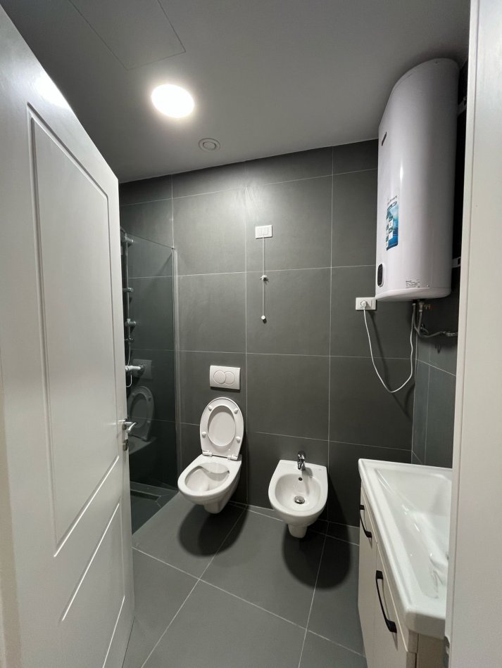 Tirane, jepet me qera apartament 2+1+Ballkon Kati 5, 130 m² 2.200 € (Lake View Residence, Liqeni)