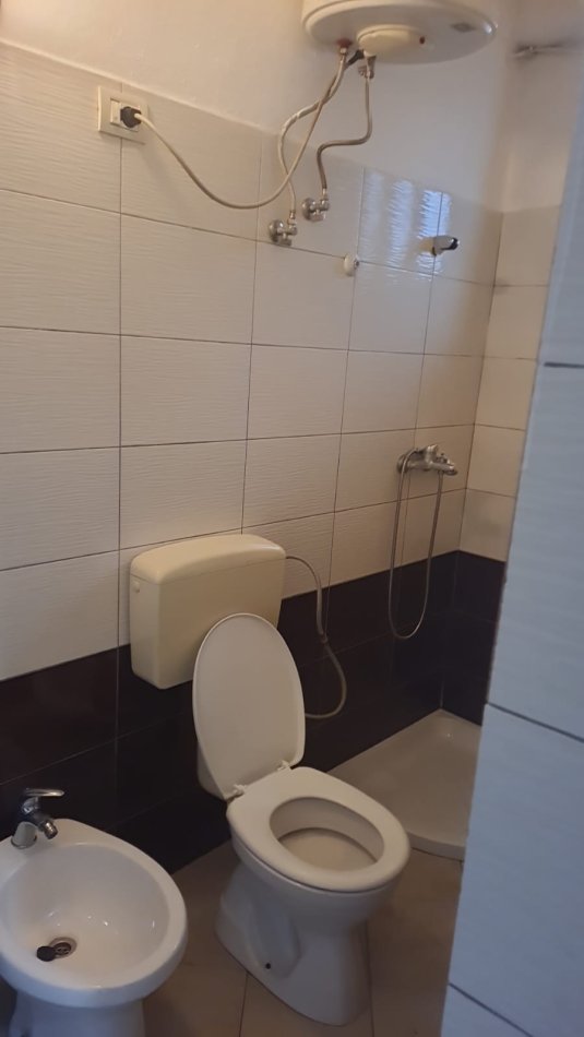 Tirane, jepet me qera shtepi 1+1 Kati 2, 
