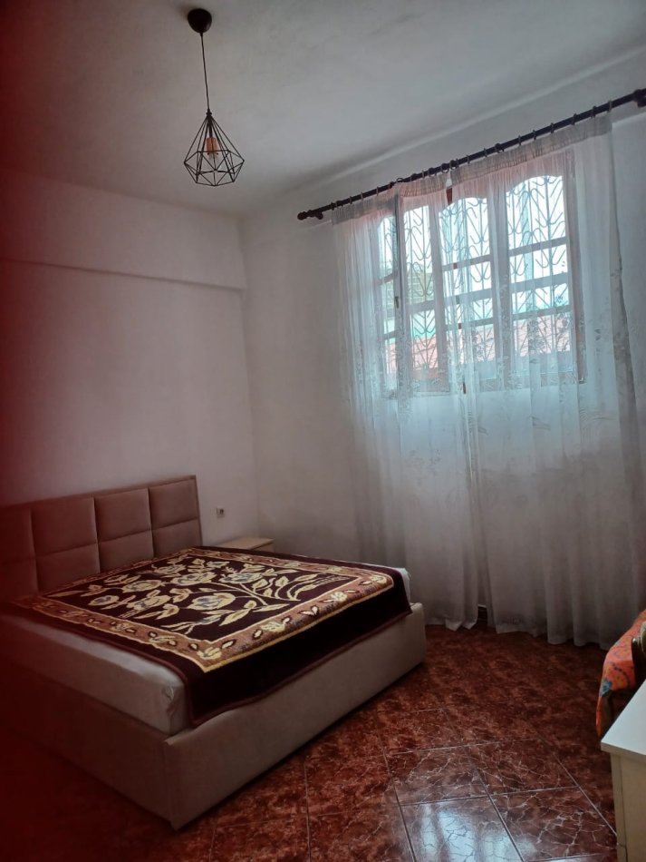 Tirane, jepet me qera shtepi 1+1 Kati 2, 