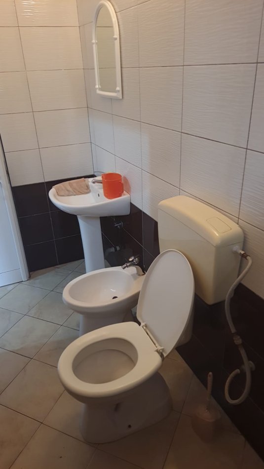 Tirane, jepet me qera shtepi 1+1 Kati 2, 