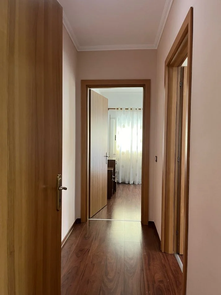 Tirane, jepet me qera apartament 2+1 Kati 3, 100 m² 500 € (ali demi)