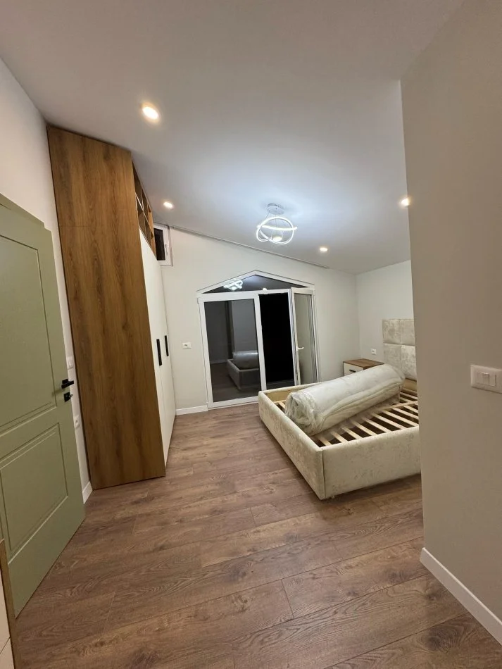 Tirane, jepet me qera Vile 2 Katshe , 200 m² 1.500 € (Rruga e Vilave)