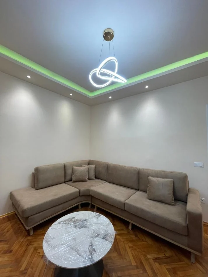 Tirane, jepet me qera apartament 1+1+Aneks+Ballkon Kati 3, 74 m² 600 € 