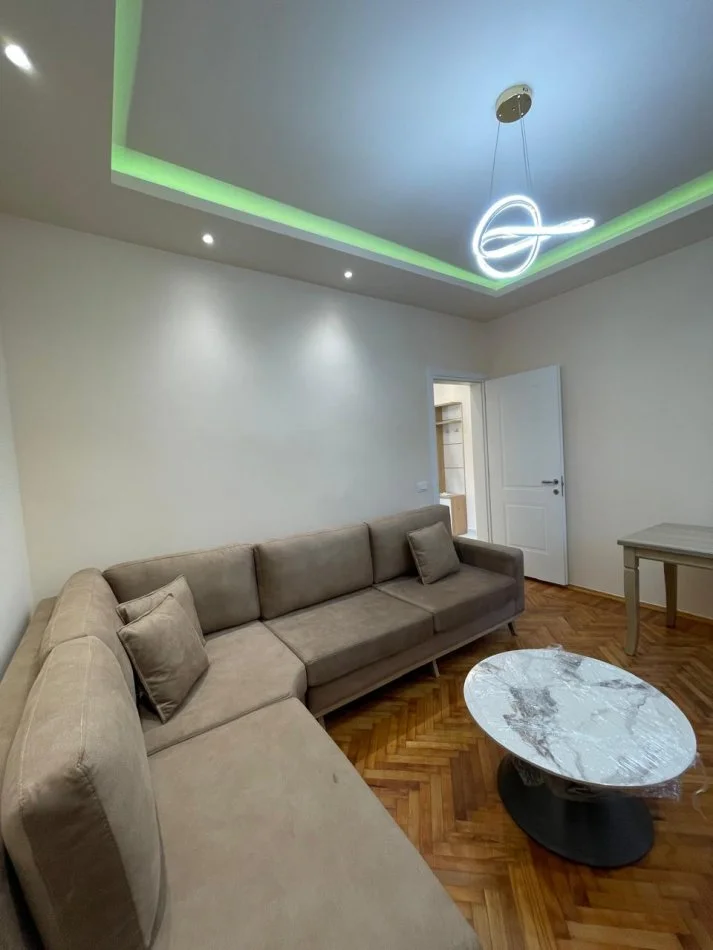 Tirane, jepet me qera apartament 1+1+Aneks+Ballkon Kati 3, 74 m² 600 € 