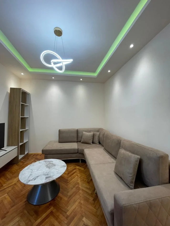 Tirane, jepet me qera apartament 1+1+Aneks+Ballkon Kati 3, 74 m² 600 € 