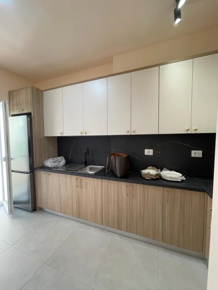 Tirane, jepet me qera apartament 1+1+Aneks+Ballkon Kati 3, 74 m² (Rruga e Dibres)