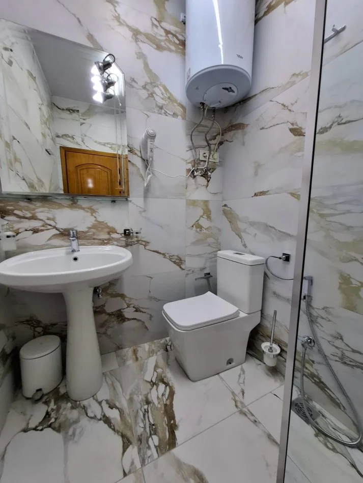 Tirane, jepet me qera apartament 1+1 Kati 3, 65 m² 550 € (Rruga Tish Daia)