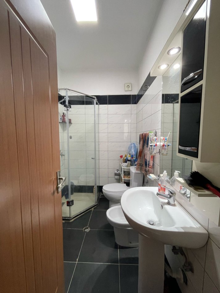 Tirane, jepet me qera apartament 2+1+Ballkon Kati 4, 100 m² 450 € (Pallatet Cabej)