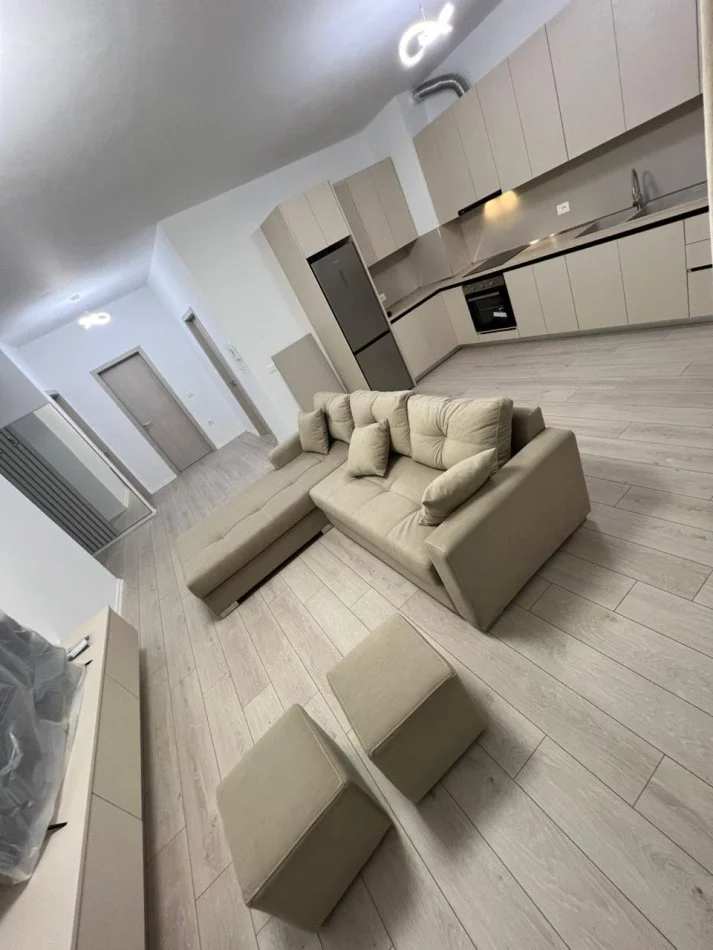 Tirane, jepet me qera apartament 2+1+Ballkon Kati 9, 100 m² 600 € (fusha aviacionit)
