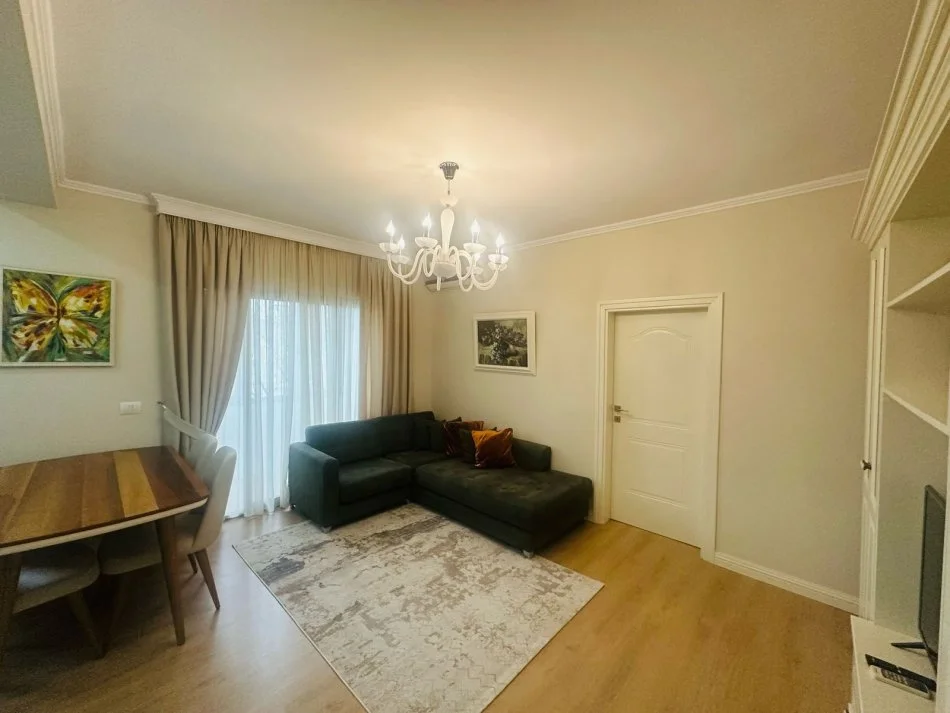 Tirane, jepet me qera apartament 1+1 Kati 4, 750 € (Bllok)