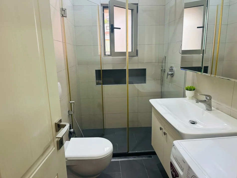 Tirane, jepet me qera apartament 1+1 Kati 4, 750 € (Bllok)