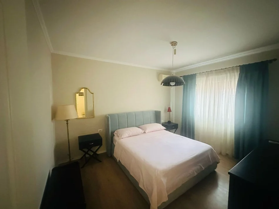 Tirane, jepet me qera apartament 1+1 Kati 4, 750 € (Bllok)