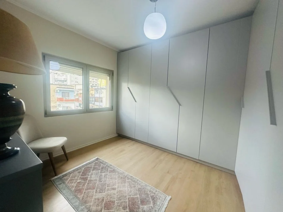 Tirane, jepet me qera apartament 1+1 Kati 4, 750 € (Bllok)