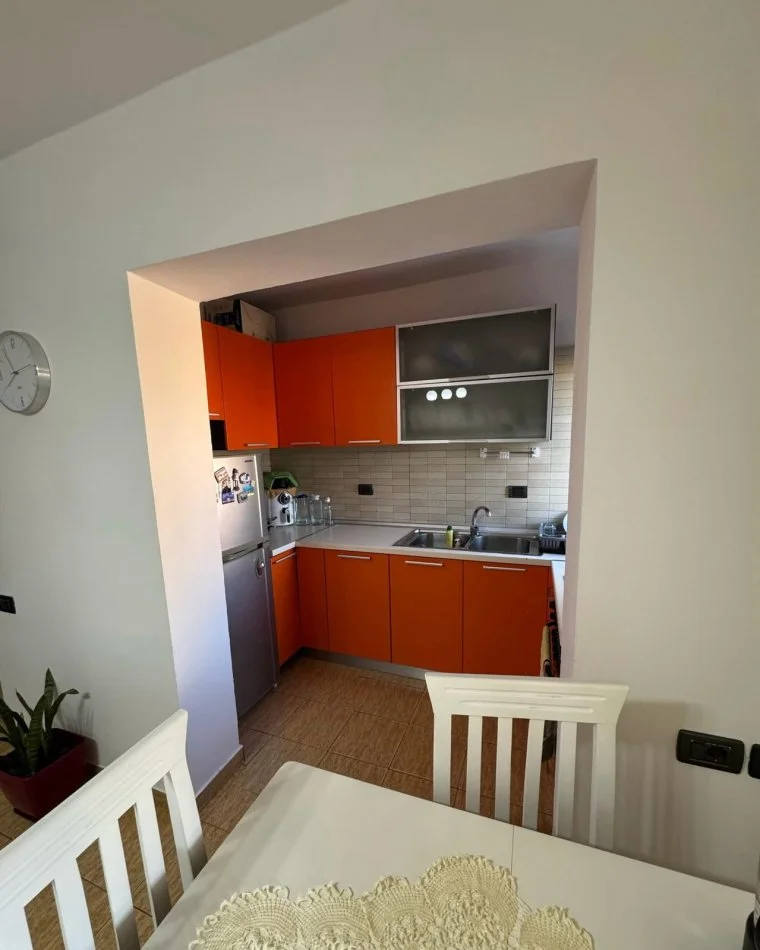 Tirane, shes apartament 1+1+Ballkon Kati 4, 61 m² 103.000 € (Ali Demi)