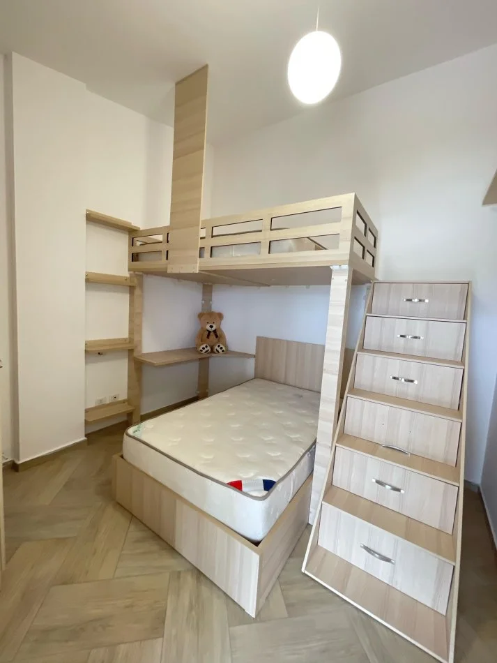 Tirane, jepet me qera apartament 2+1+Ballkon Kati 4, 164 m² 900 € (Liqeni i Thate)