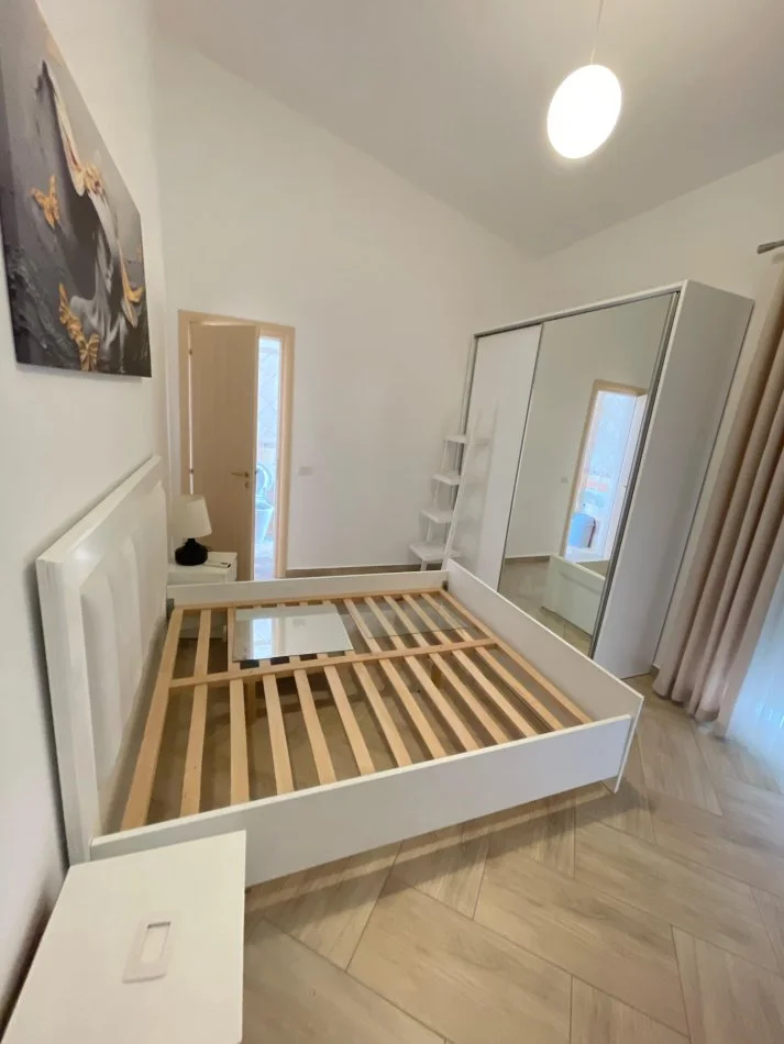 Tirane, jepet me qera apartament 2+1+Ballkon Kati 4, 164 m² 900 € (Liqeni i Thate)