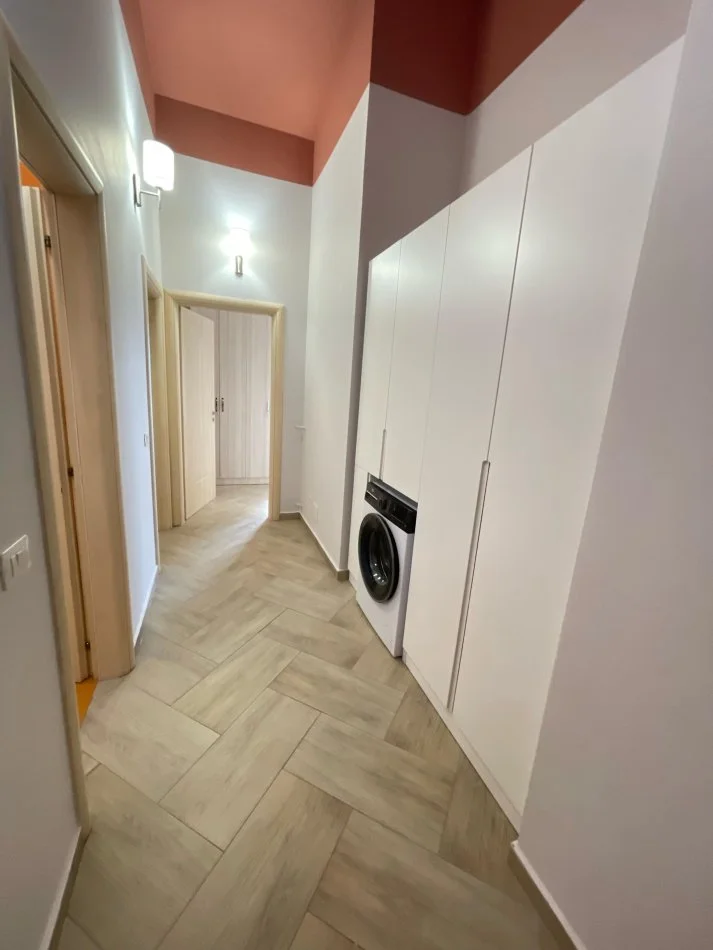 Tirane, jepet me qera apartament 2+1+Ballkon Kati 4, 164 m² 900 € (Liqeni i Thate)