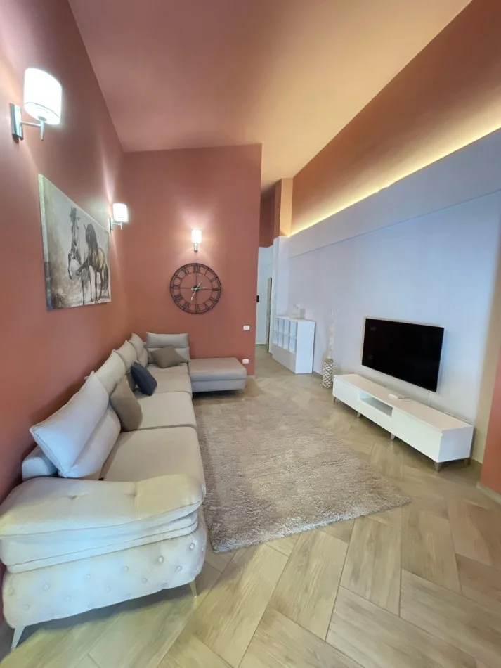 Tirane, jepet me qera apartament 2+1+Ballkon Kati 4, 164 m² 900 € (Liqeni i Thate)