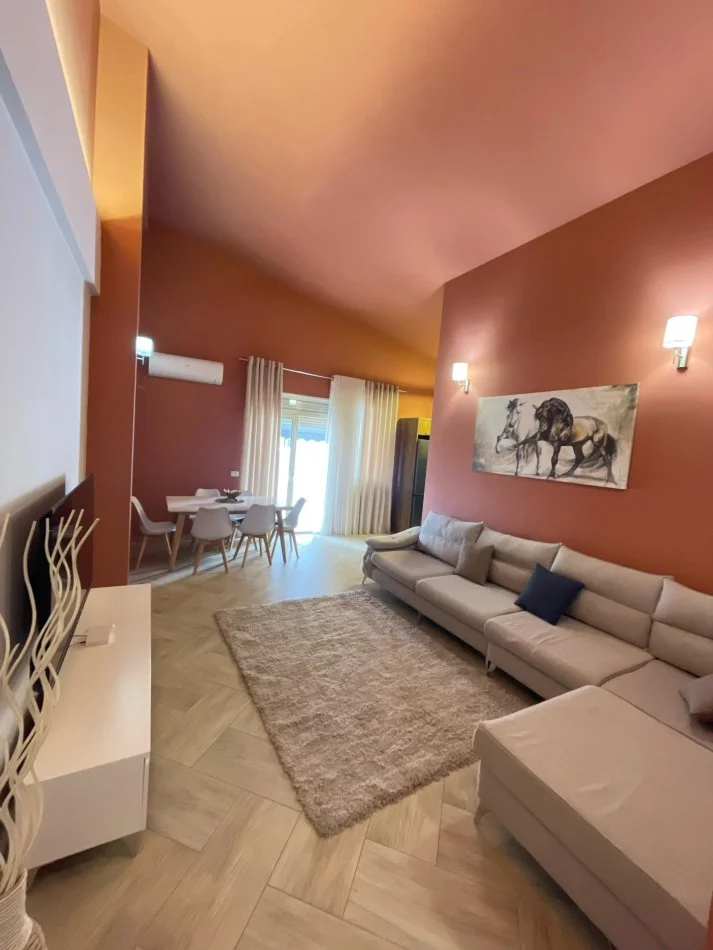 Tirane, jepet me qera apartament 2+1+Ballkon Kati 4, 164 m² 900 € (Liqeni i Thate)