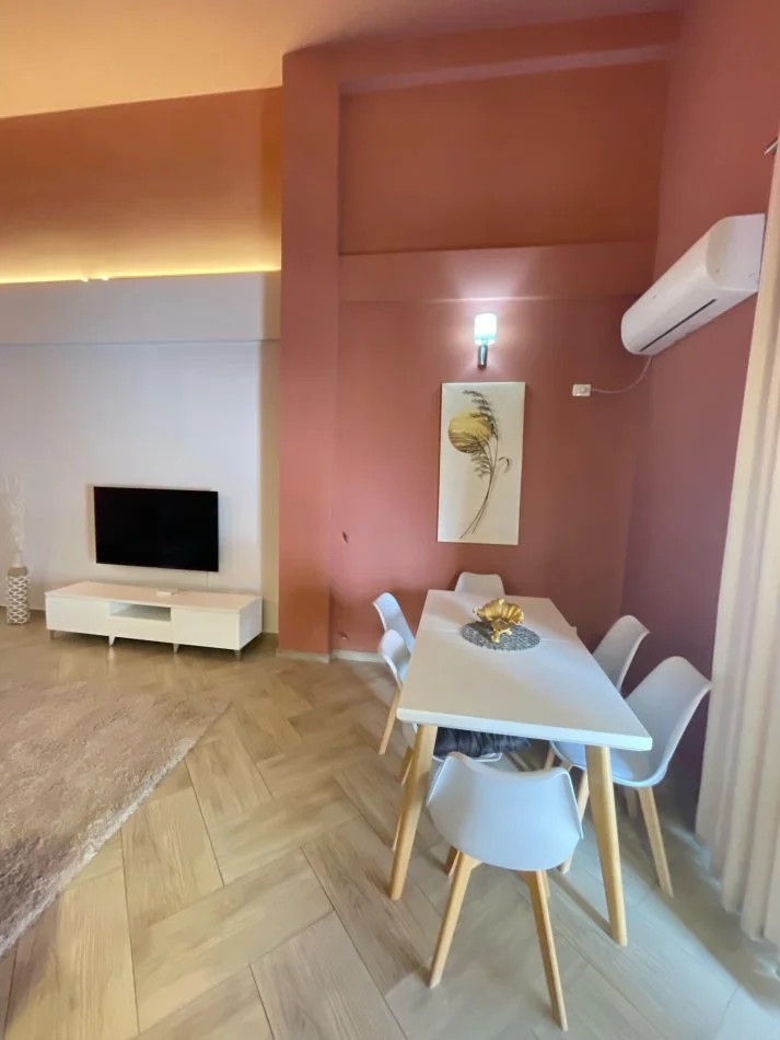 Tirane, jepet me qera apartament 2+1+Ballkon Kati 4, 164 m² 900 € (Liqeni i Thate)