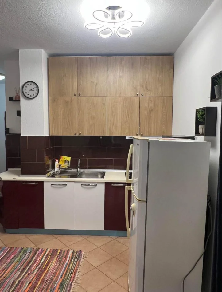 Tirane, jepet me qera apartament 1+1+Ballkon Kati 4, 60 m² 450 € (5 maji)
