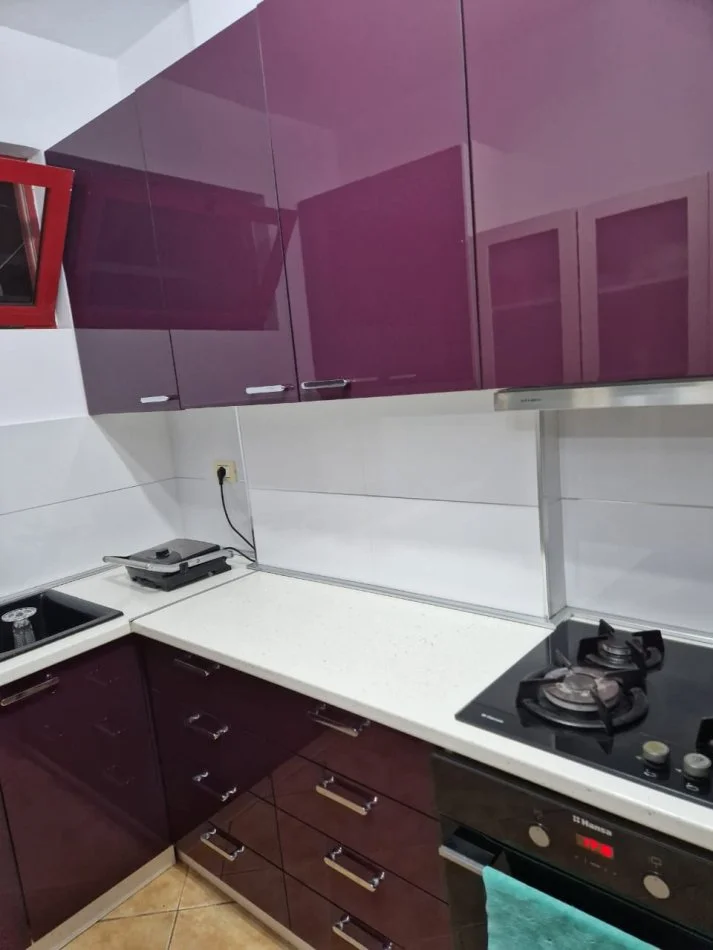 Tirane, jepet me qera 3+1 Kati 5, 800 € (Zogu i Zi)