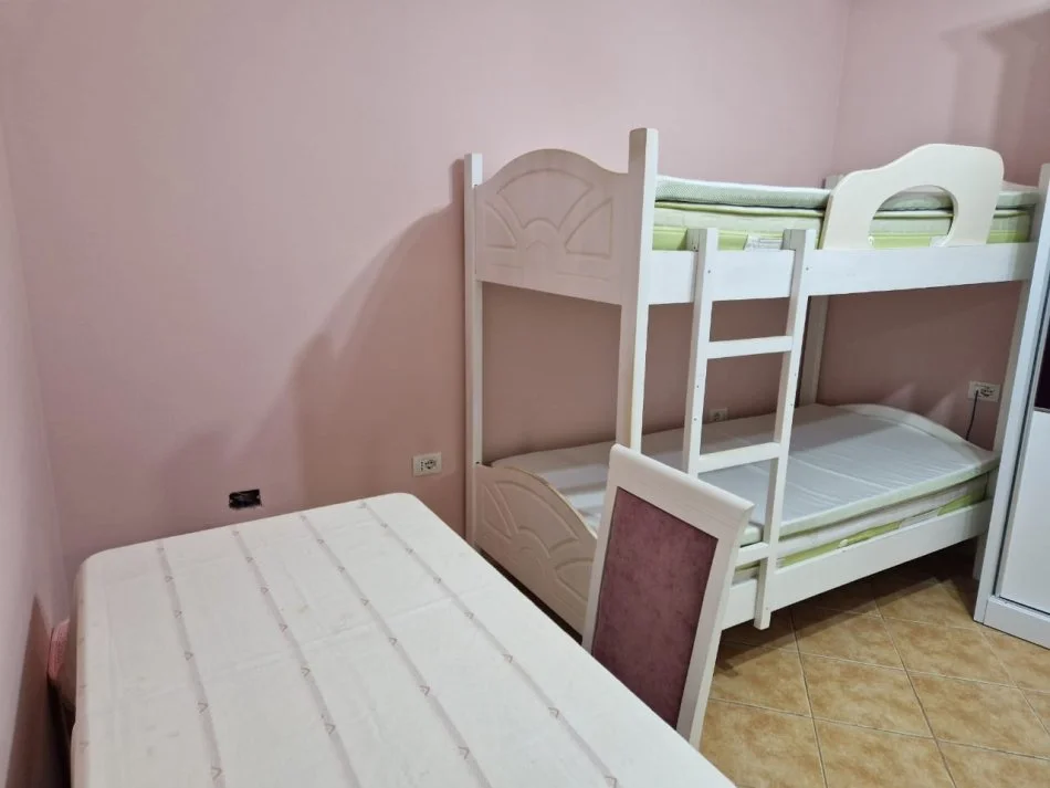 Tirane, jepet me qera 3+1 Kati 5, 800 € (Zogu i Zi)