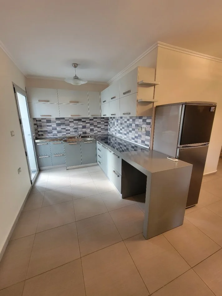 Tirane, jepet me qera apartament 1+1+Ballkon Kati 4, 60 m² 500 € (ministria e jashtme)
