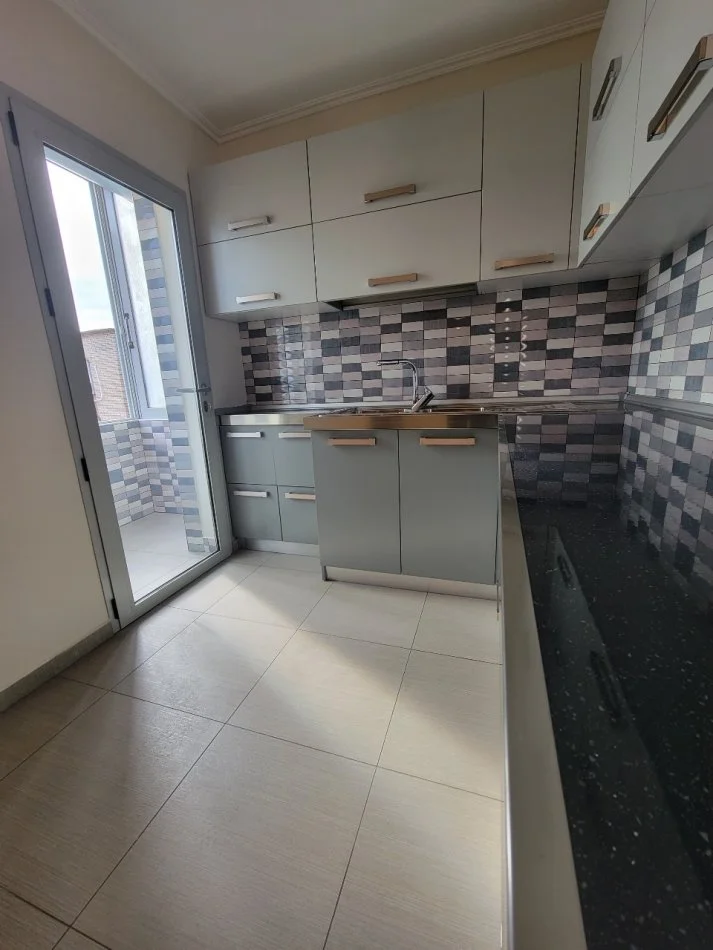 Tirane, jepet me qera apartament 1+1+Ballkon Kati 4, 60 m² 500 € (Ministria e Jashte / Brryli)