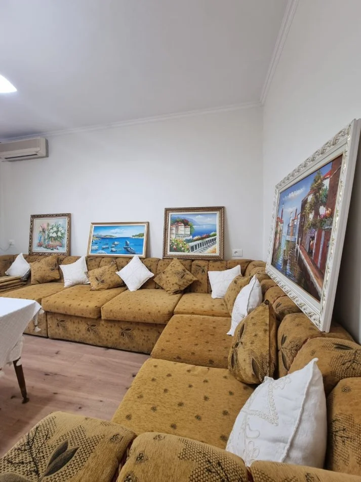 Tirane, jepet me qera apartament 2+1 Kati 5, 600 € (Rruga e Barrikadave)