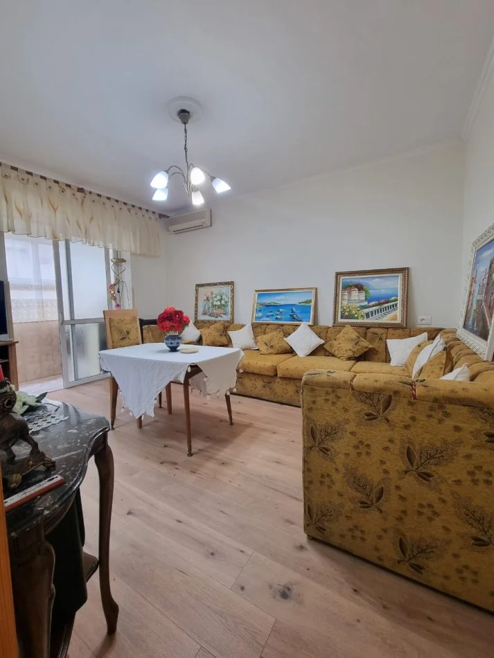 Tirane, jepet me qera apartament 2+1 Kati 5, 600 € (Rruga e Barrikadave)