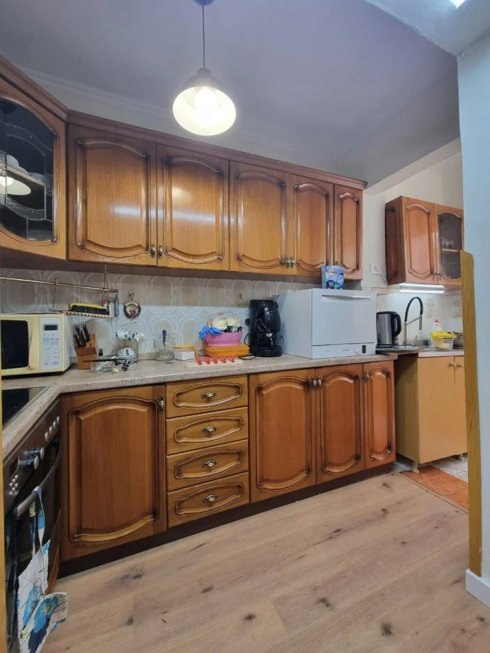 Tirane, jepet me qera apartament 2+1 Kati 5, 600 € (Rruga e Barrikadave)