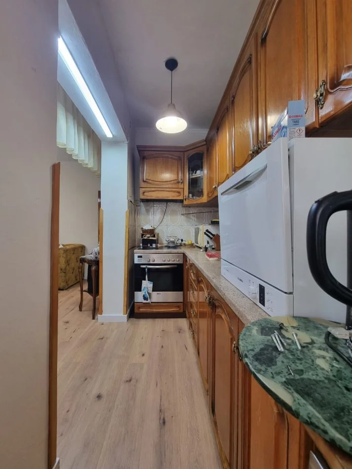 Tirane, jepet me qera apartament 2+1 Kati 5, 600 € (Rruga e Barrikadave)