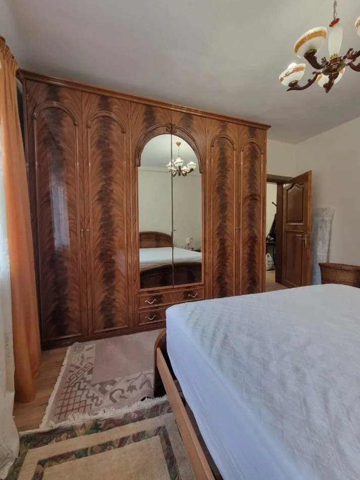 Tirane, jepet me qera apartament 2+1 Kati 5, 600 € (Rruga e Barrikadave)