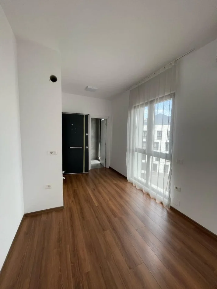 Tirane, jepet me qera ambjent biznesi Kati 11, 350 € (Farmacia 10)