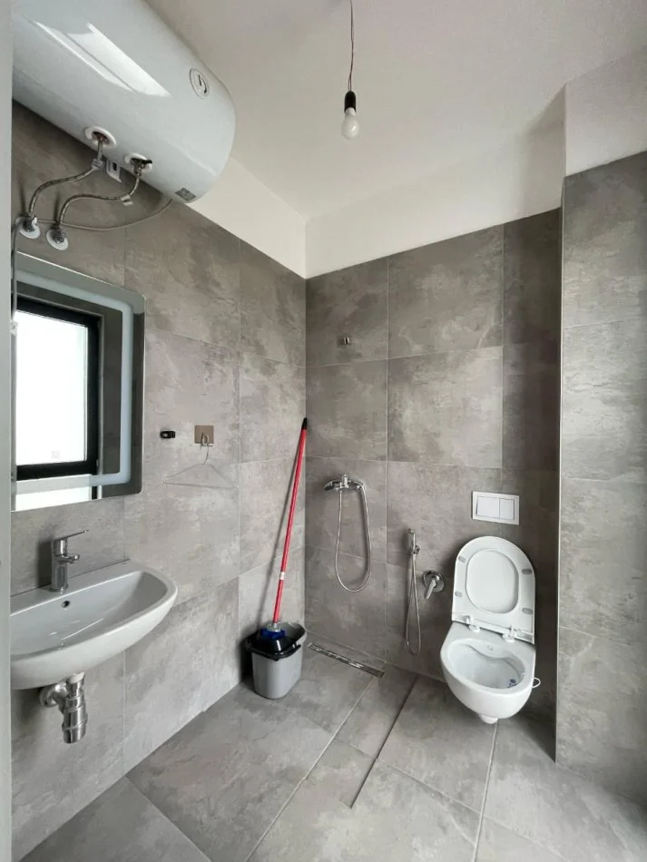 Tirane, jepet me qera ambjent biznesi Kati 11, 30 m² 350 € 