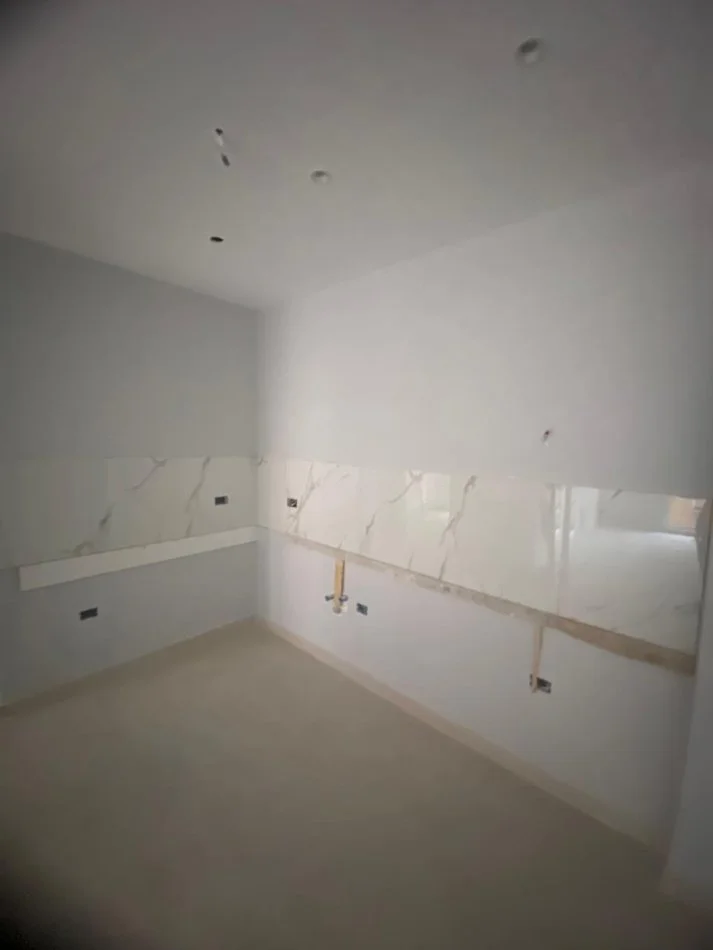 Tirane, jepet me qera dyqan Kati 1, 105 m² 550 € ( Jepet me Qera Ambient për Zyra tek 5 Maji.)