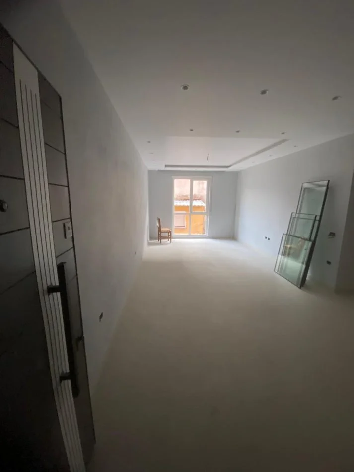 Tirane, jepet me qera dyqan Kati 1, 105 m² 550 € ( Jepet me Qera Ambient për Zyra tek 5 Maji.)